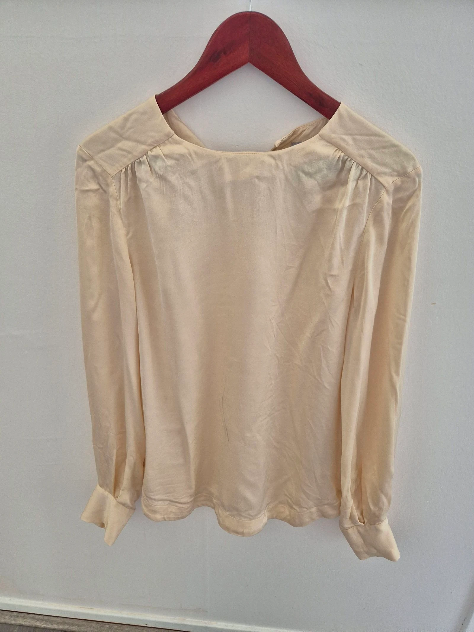 H&M crèmekleurige satijnlook blouse met knoopjes 36 S 